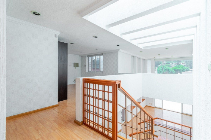 amplia casa en venta, en lomas de tecamachalco, con terraza de 70 metros