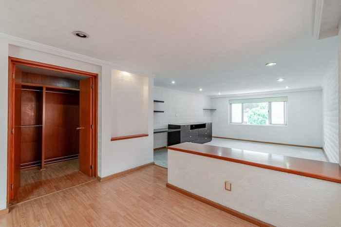 amplia casa en venta, en lomas de tecamachalco, con terraza de 70 metros