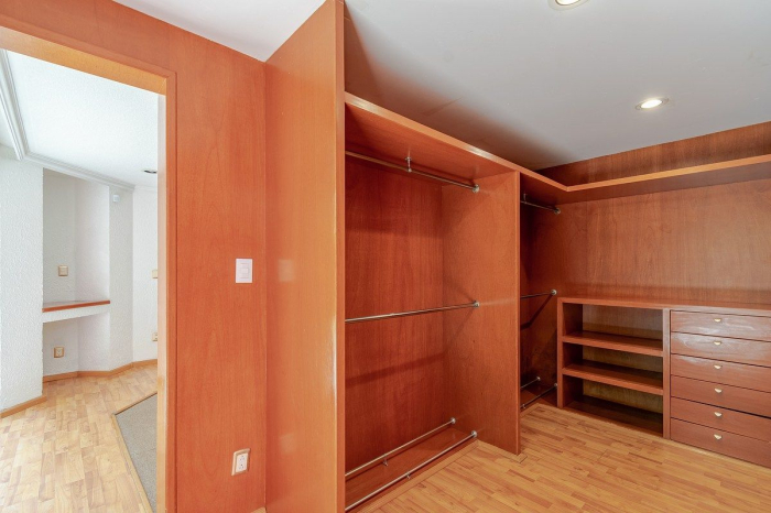 amplia casa en venta, en lomas de tecamachalco, con terraza de 70 metros