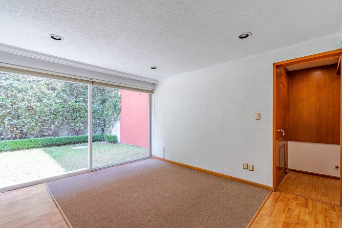 amplia casa en venta, en lomas de tecamachalco, con terraza de 70 metros