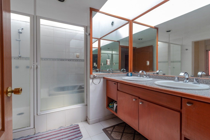 amplia casa en venta, en lomas de tecamachalco, con terraza de 70 metros