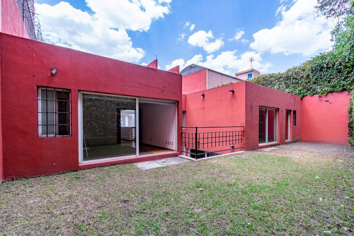 amplia casa en venta, en lomas de tecamachalco, con terraza de 70 metros