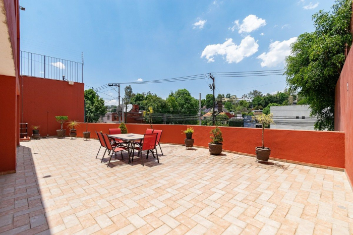 amplia casa en venta, en lomas de tecamachalco, con terraza de 70 metros