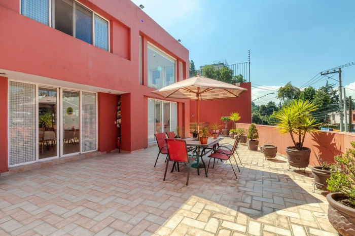 amplia casa en venta, en lomas de tecamachalco, con terraza de 70 metros