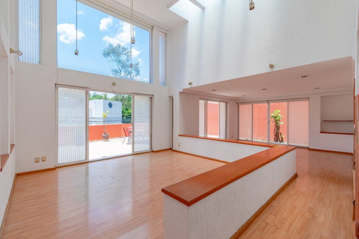 amplia casa en venta, en lomas de tecamachalco, con terraza de 70 metros