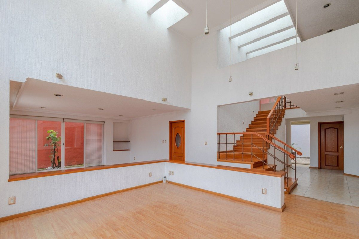 amplia casa en venta, en lomas de tecamachalco, con terraza de 70 metros