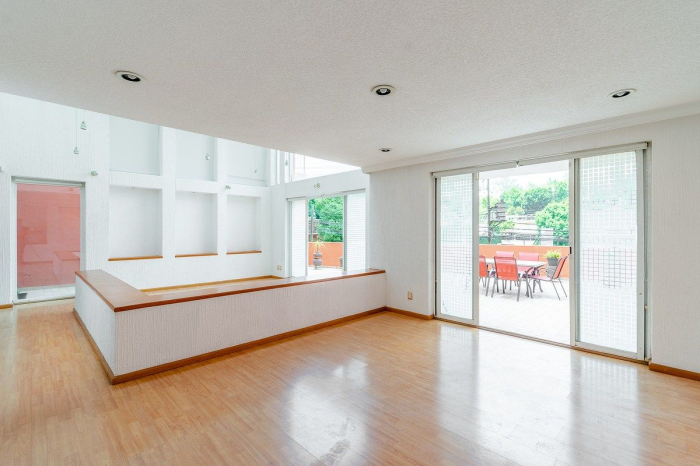 amplia casa en venta, en lomas de tecamachalco, con terraza de 70 metros