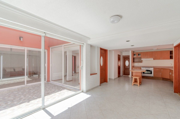 amplia casa en venta, en lomas de tecamachalco, con terraza de 70 metros