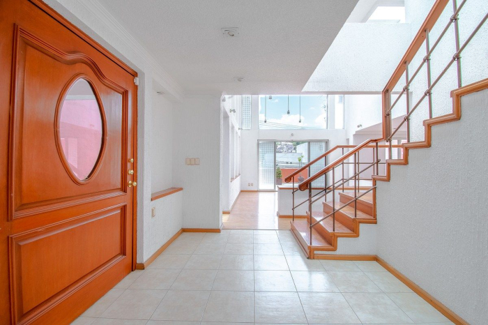 amplia casa en venta, en lomas de tecamachalco, con terraza de 70 metros