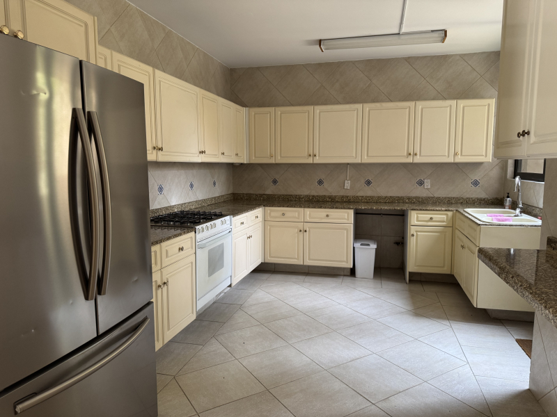 CASA EN VENTA CON ALBERCA PARA ACTUALIZAR OPORTUNIDAD - SIERRA GUADARRAMA- LOMAS 