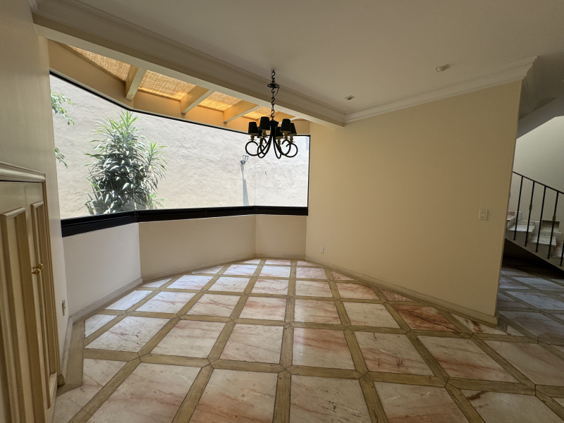 CASA EN VENTA CON ALBERCA PARA ACTUALIZAR OPORTUNIDAD - SIERRA GUADARRAMA- LOMAS 