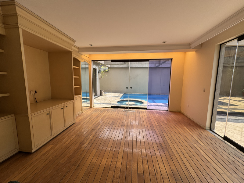 CASA EN VENTA CON ALBERCA PARA ACTUALIZAR OPORTUNIDAD - SIERRA GUADARRAMA- LOMAS 