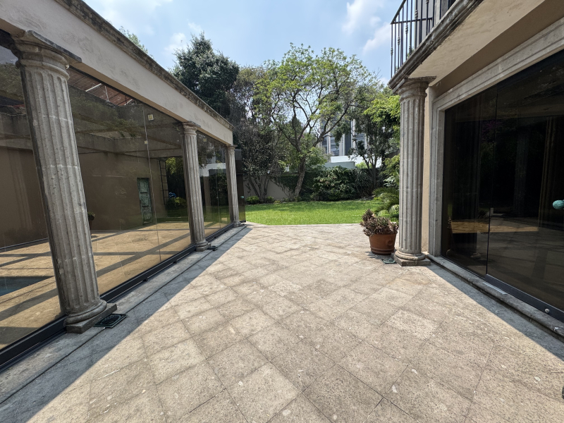 CASA EN VENTA CON ALBERCA PARA ACTUALIZAR OPORTUNIDAD - SIERRA GUADARRAMA- LOMAS 