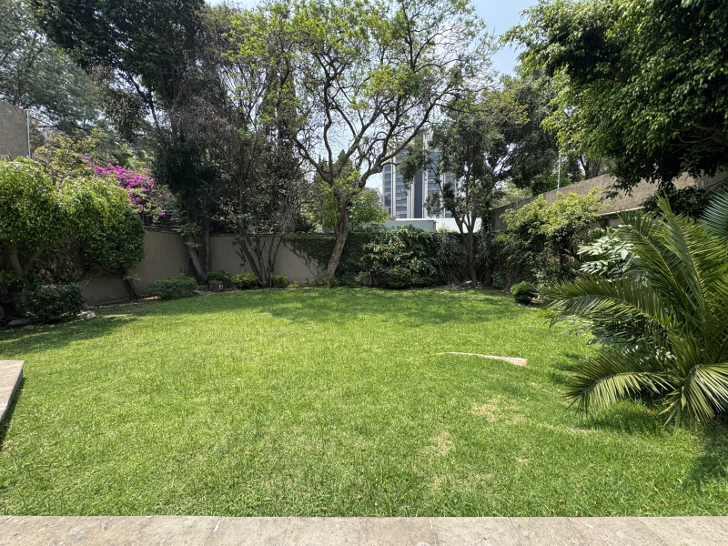 CASA EN VENTA CON ALBERCA PARA ACTUALIZAR OPORTUNIDAD - SIERRA GUADARRAMA- LOMAS 