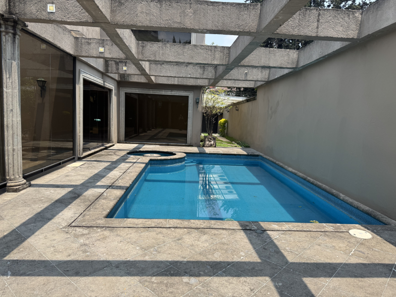 CASA EN VENTA CON ALBERCA PARA ACTUALIZAR OPORTUNIDAD - SIERRA GUADARRAMA- LOMAS 