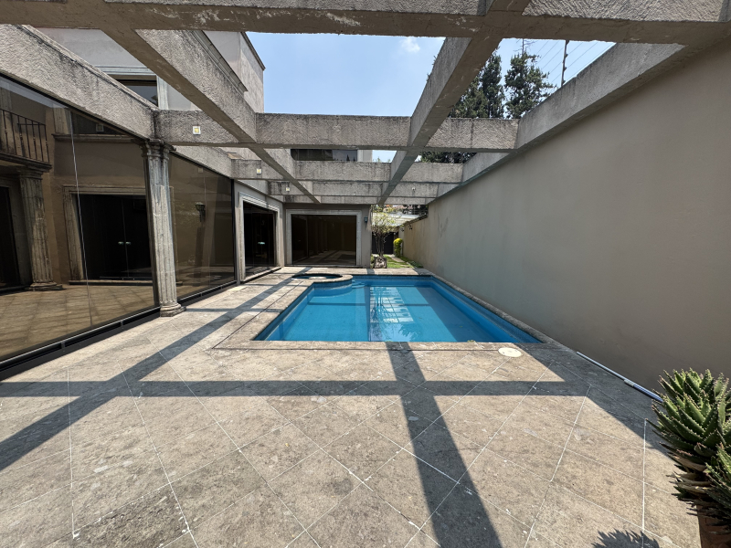 CASA EN VENTA CON ALBERCA PARA ACTUALIZAR OPORTUNIDAD - SIERRA GUADARRAMA- LOMAS 