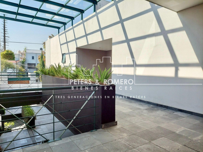 amplia residencia en venta en lomas altas