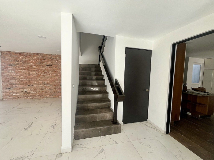 casa en venta, remodelada, en privada, 2 terrazas, en el corazón de cd. satélite