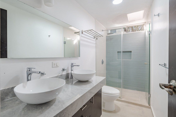 casa en venta, remodelada, en privada, 2 terrazas, en el corazón de cd. satélite