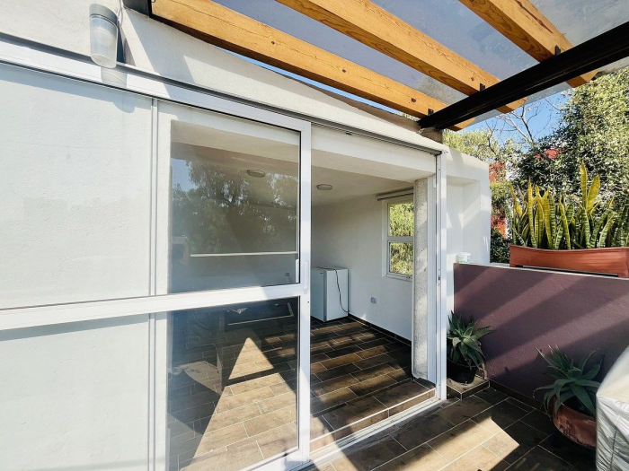 casa en venta, remodelada, en privada, 2 terrazas, en el corazón de cd. satélite