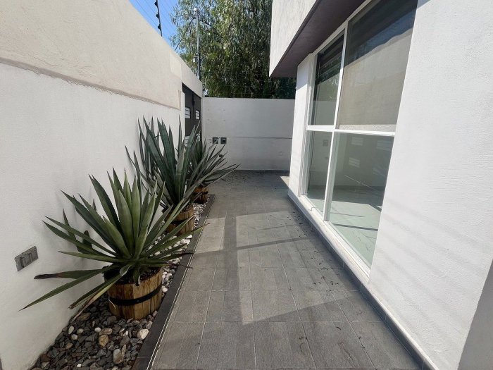 casa en venta, remodelada, en privada, 2 terrazas, en el corazón de cd. satélite