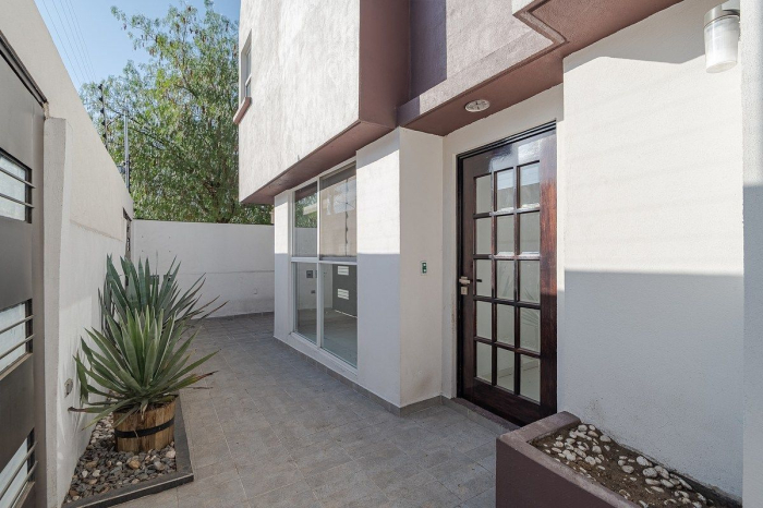 casa en venta, remodelada, en privada, 2 terrazas, en el corazón de cd. satélite
