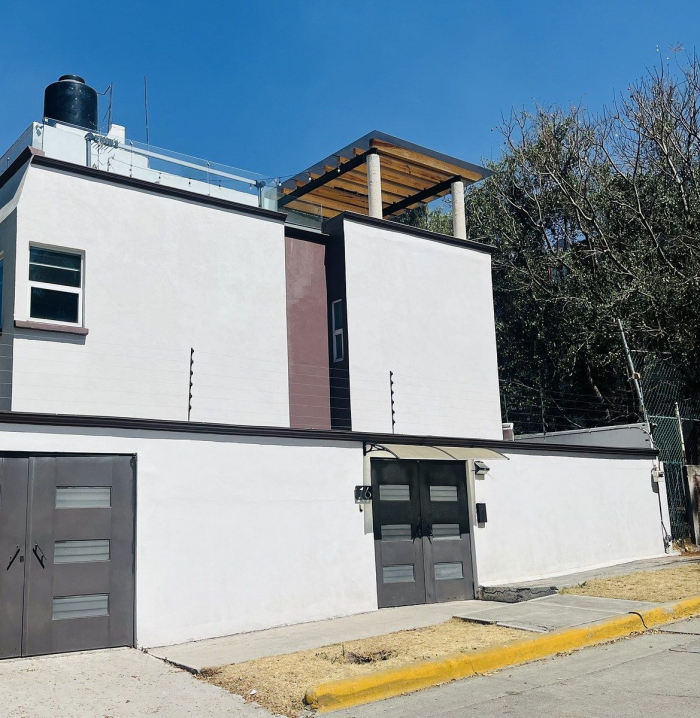 casa en venta, remodelada, en privada, 2 terrazas, en el corazón de cd. satélite