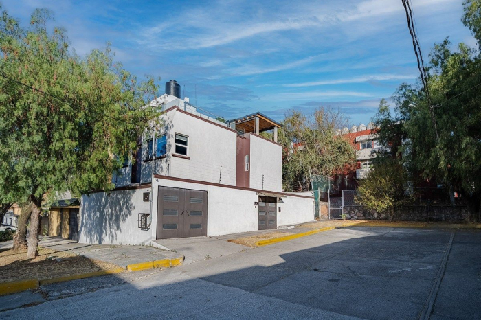 casa en venta, remodelada, en privada, 2 terrazas, en el corazón de cd. satélite