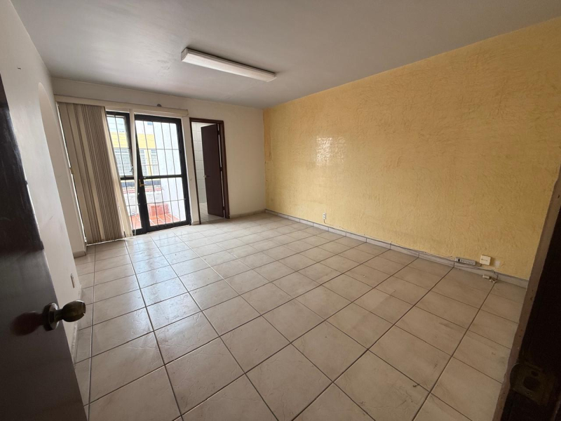 Edificio Para Clínica O Consultorios Sobre Av. Ávila Camacho En Guadalajara