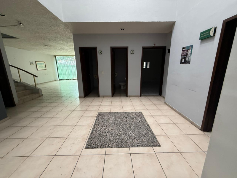 Edificio Para Clínica O Consultorios Sobre Av. Ávila Camacho En Guadalajara