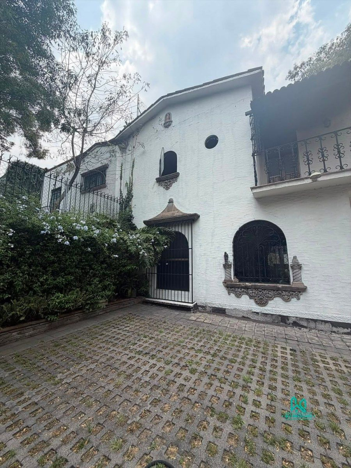 Casa En Venta A Actualizar En Lomas De Chapultepec - Terreno Plano