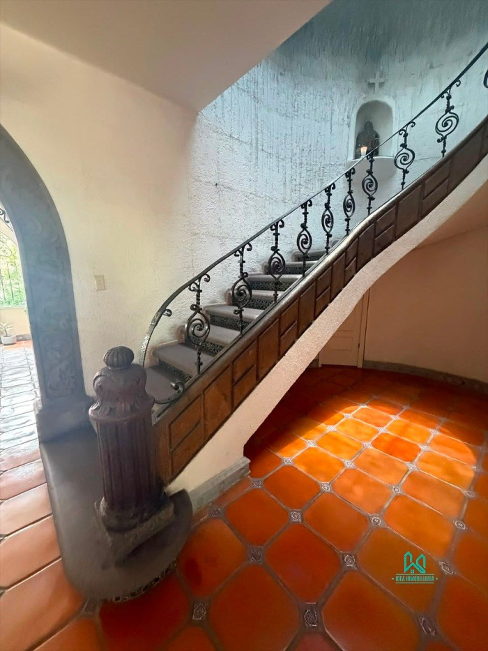 Casa En Venta A Actualizar En Lomas De Chapultepec - Terreno Plano
