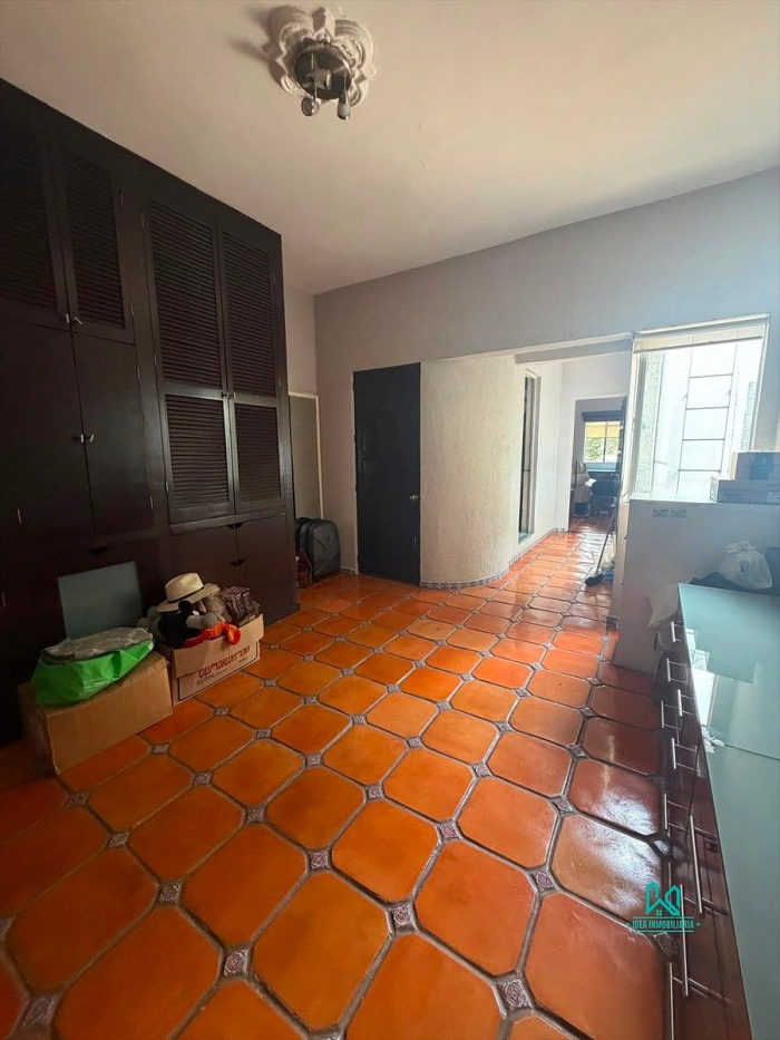 Casa En Venta A Actualizar En Lomas De Chapultepec - Terreno Plano