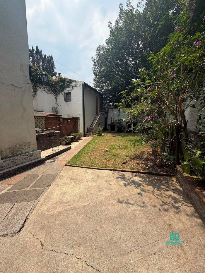 Casa En Venta A Actualizar En Lomas De Chapultepec - Terreno Plano