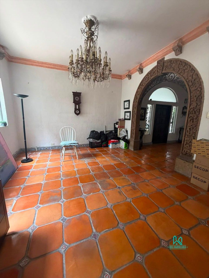 Casa En Venta A Actualizar En Lomas De Chapultepec - Terreno Plano