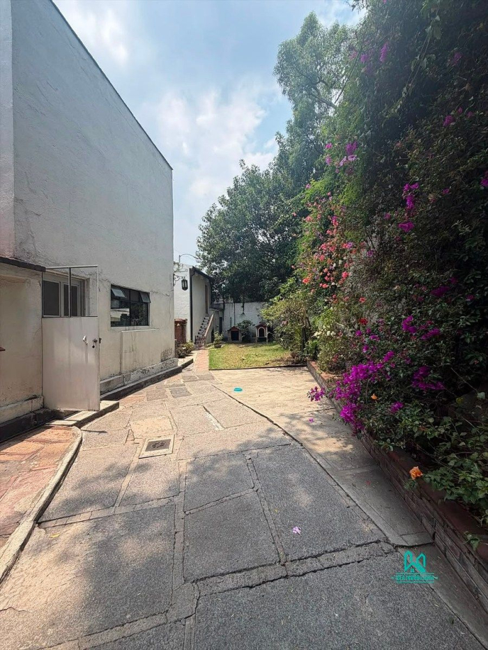 Casa En Venta A Actualizar En Lomas De Chapultepec - Terreno Plano