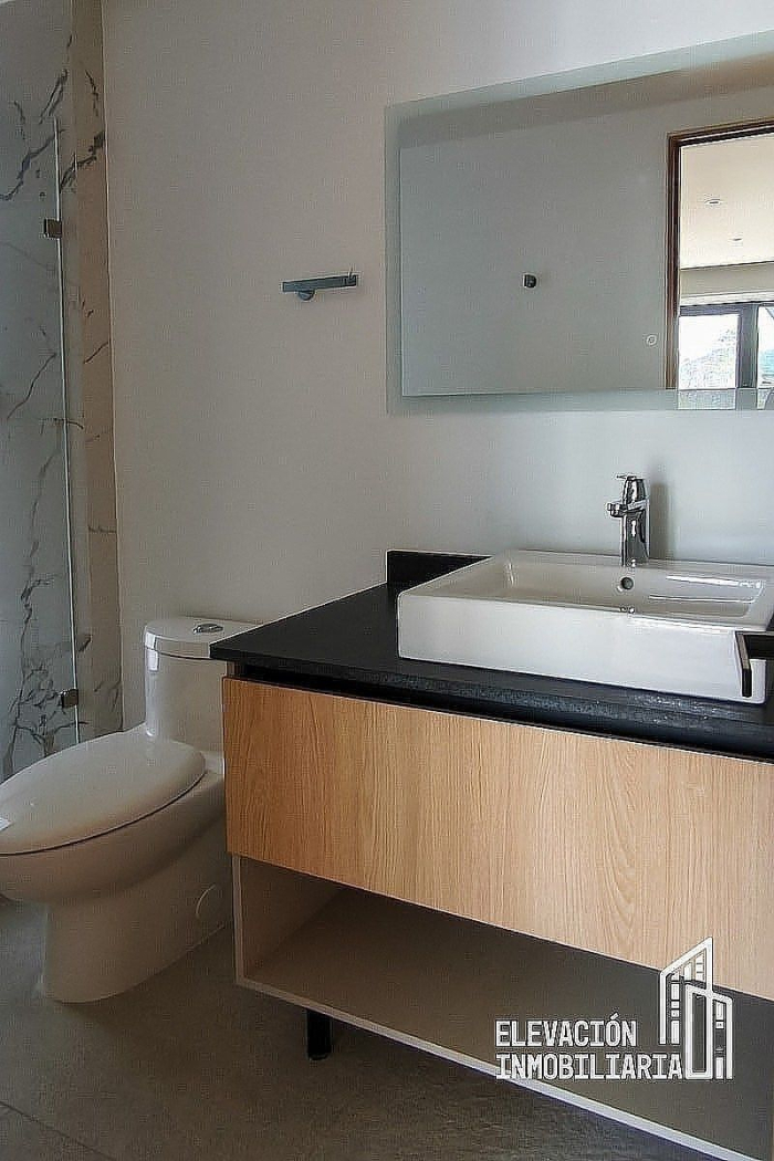 Venta de Departamento nuevo con terraza en Bosque Real Huixquilucan