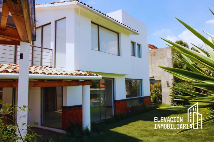 Residencia en Venta  en La�?�Estadía, Zona Esmeralda con gran jardín