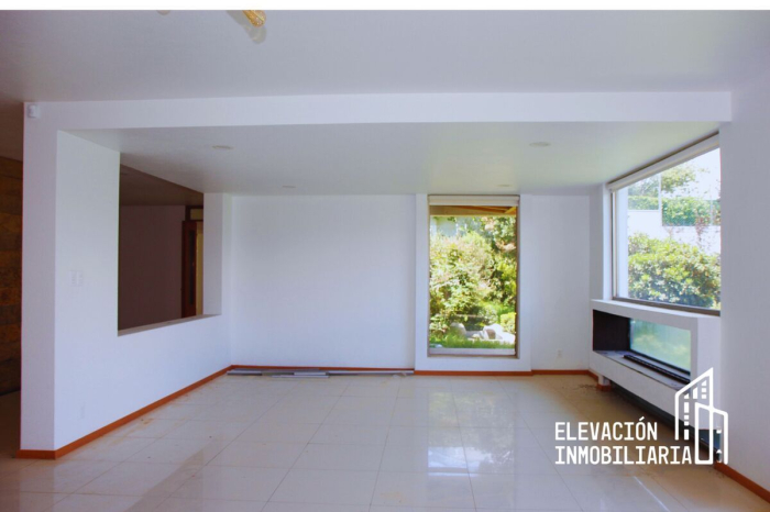 Residencia en Venta  en La�?�Estadía, Zona Esmeralda con gran jardín