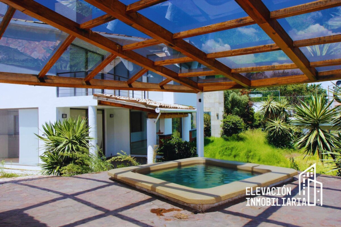 Residencia en Venta  en La�?�Estadía, Zona Esmeralda con gran jardín