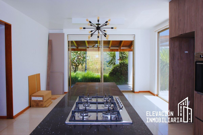Residencia en Venta  en La�?�Estadía, Zona Esmeralda con gran jardín