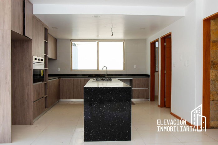 Residencia en Venta  en La�?�Estadía, Zona Esmeralda con gran jardín