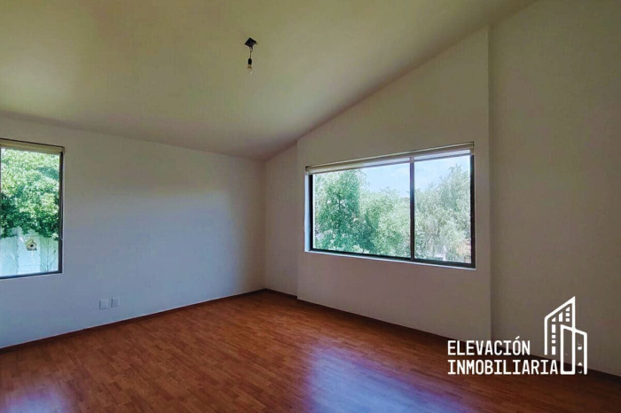 Residencia en Venta  en La�?�Estadía, Zona Esmeralda con gran jardín