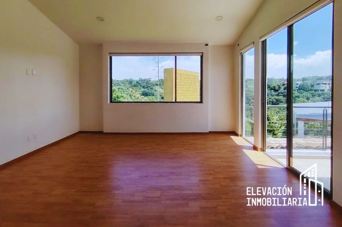 Residencia en Venta  en La�?�Estadía, Zona Esmeralda con gran jardín