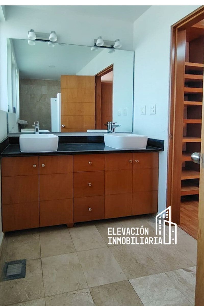 Residencia en Venta  en La�?�Estadía, Zona Esmeralda con gran jardín