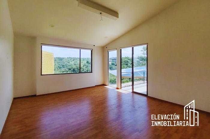 Residencia en Venta  en La�?�Estadía, Zona Esmeralda con gran jardín
