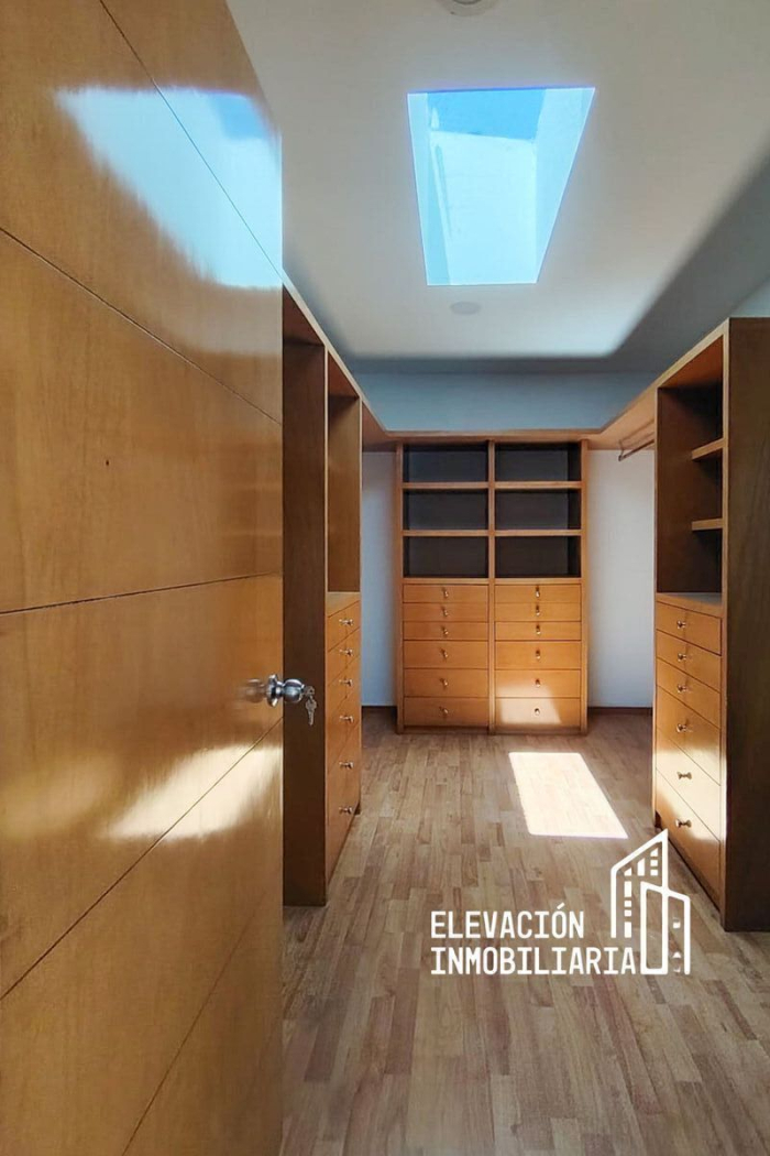 Residencia en Venta  en La�?�Estadía, Zona Esmeralda con gran jardín