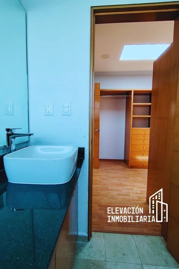 Residencia en Venta  en La�?�Estadía, Zona Esmeralda con gran jardín