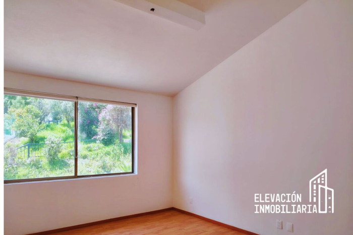 Residencia en Venta  en La�?�Estadía, Zona Esmeralda con gran jardín