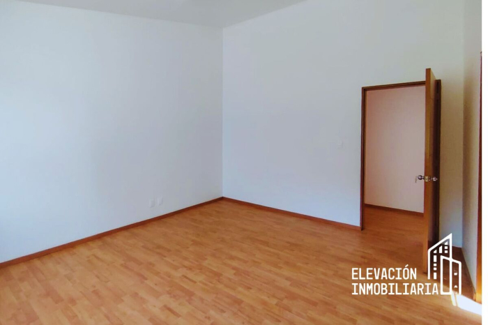 Residencia en Venta  en La�?�Estadía, Zona Esmeralda con gran jardín